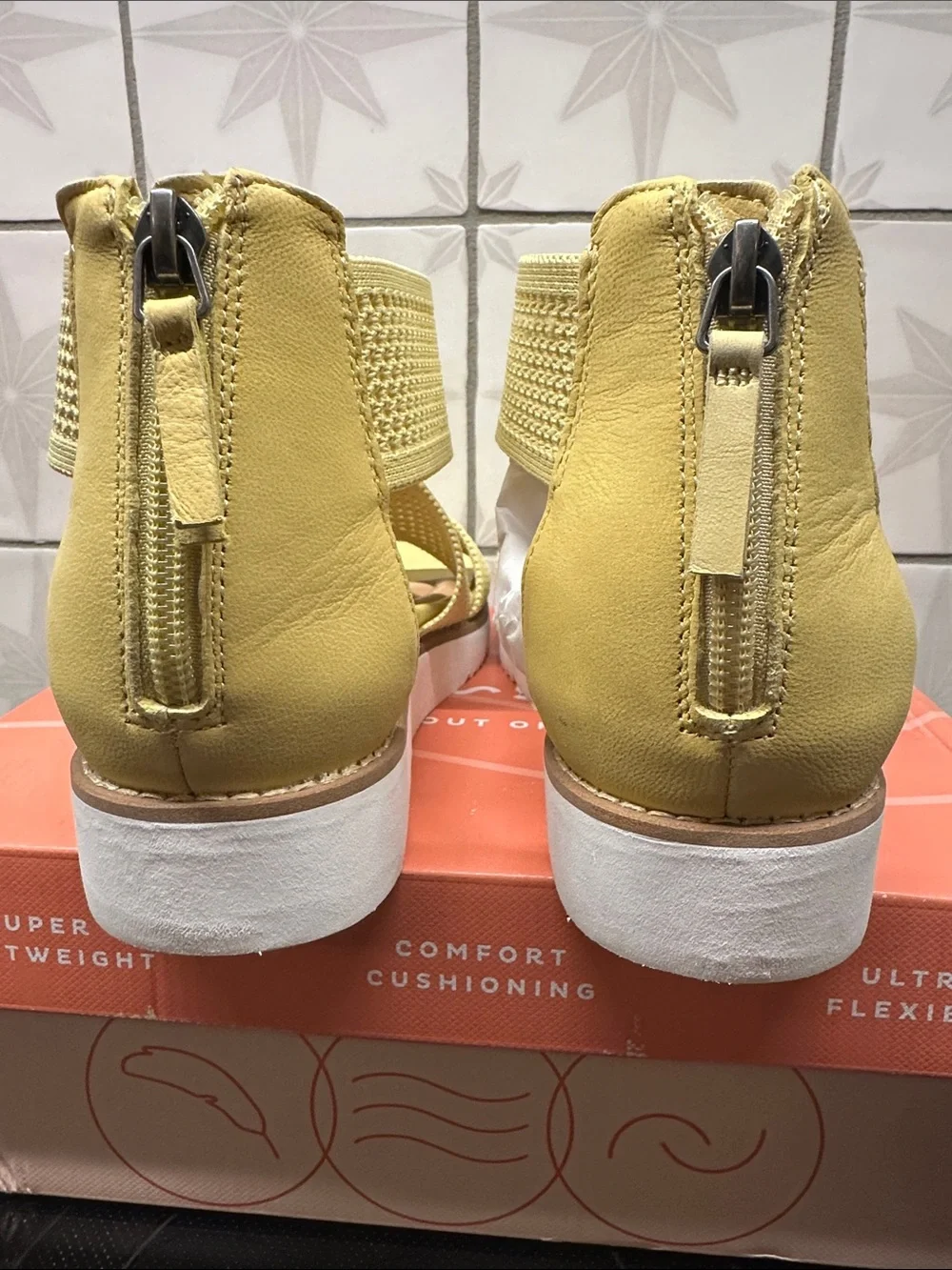 Easy Spirit Wanderer 2 Women’s Butter Yellow Crisscross Canvas Sandals 7.5 NIB
